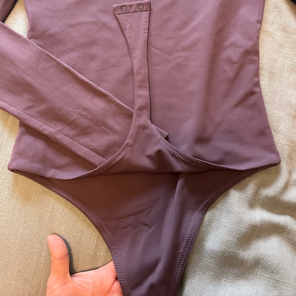 ARITZIA BODYSUIT Mauve Long Sleeve V-Neck Top - Picture 6 of 6